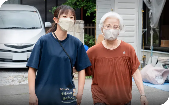 スタッフとご利用者様が一緒に体操をしている様子