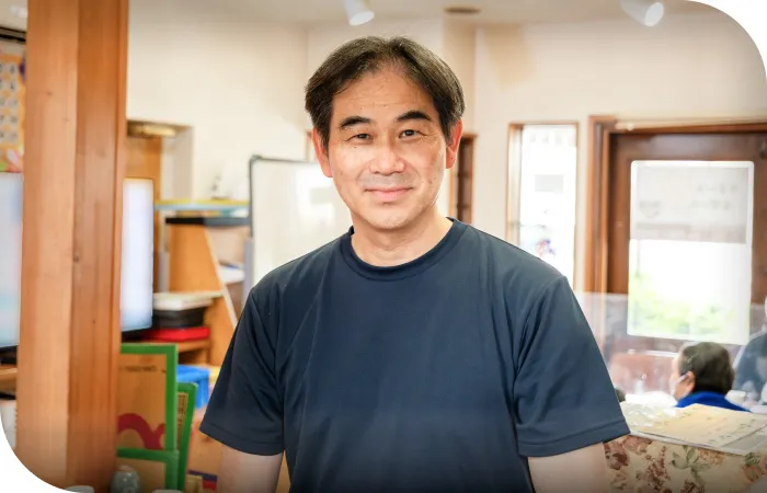 代表取締役・三澤がご利用者様とクラフト活動をしている様子
