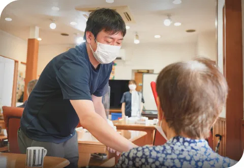 管理者・池田がご利用者様に寄り添ってケアをしている様子