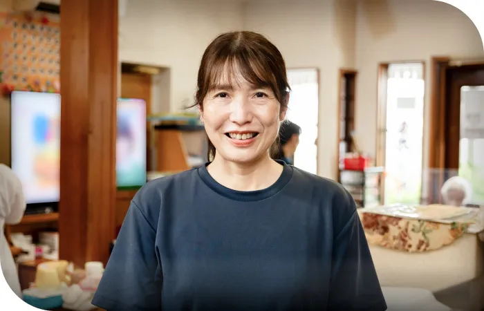 生活相談員・岩田がご利用者様と屋外を散歩している様子