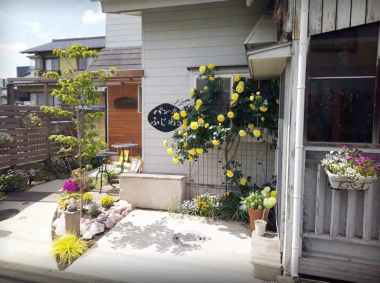 バラの咲く玄関先の花壇