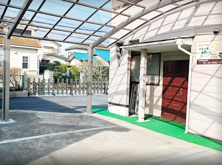 駐車場と玄関