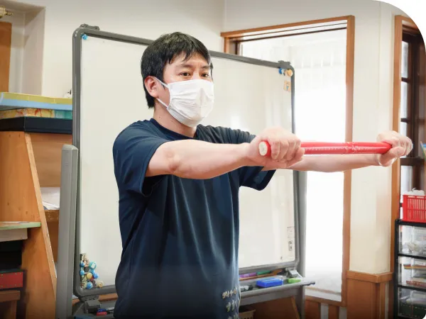 棒体操をする男性スタッフ