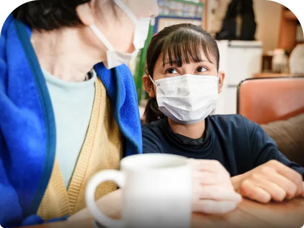 スタッフとご利用者様が穏やかに会話している様子